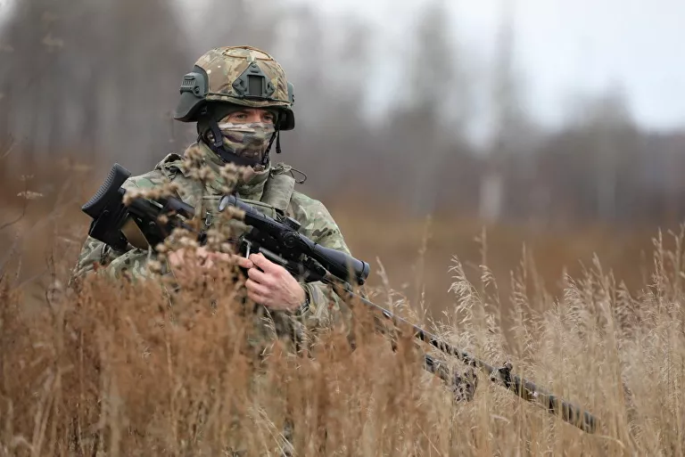 Xạ thủ bắn tỉa của đơn vị đặc nhiệm thuộc Quân khu Trung tâm trong cuộc diễn tập chiến thuật trên thao trường ở Siberia
